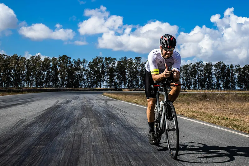 Ciclista realizando un entrenamiento en bicicleta tras un estudio de aeródinámica