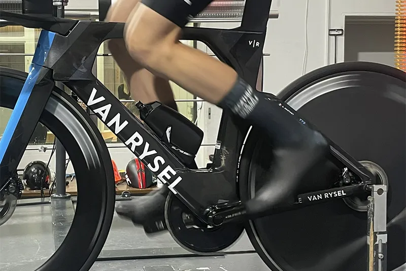 Evaluación del Ciclo de pedaleo de un ciclista sobre la bicicleta durante un Análisis de pedalada