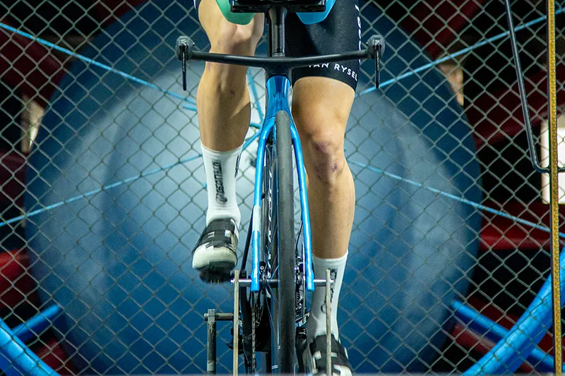 Evaluación de la Postura y alineación de los pies de un ciclista sobre la bicicleta durante un Análisis de pedalada