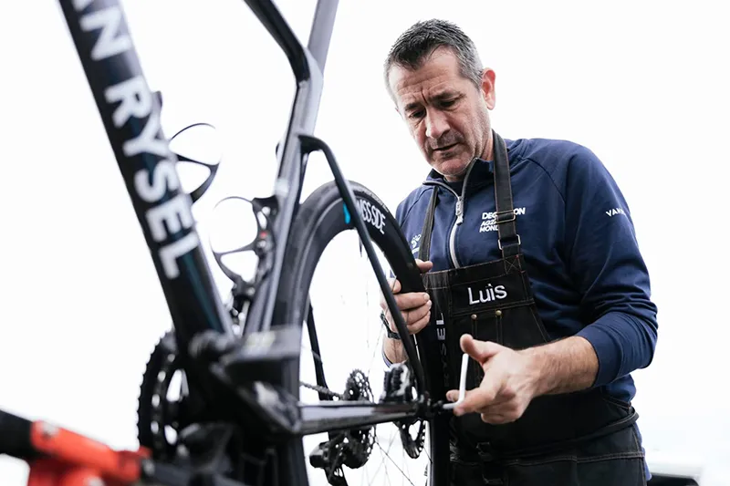 Luis Lamas Vázquez, Biomecánico Deportivo y Mecánico del equipo ciclista Decathlon – CMA CGM, realizando ajustes en la rueda de una bicicleta