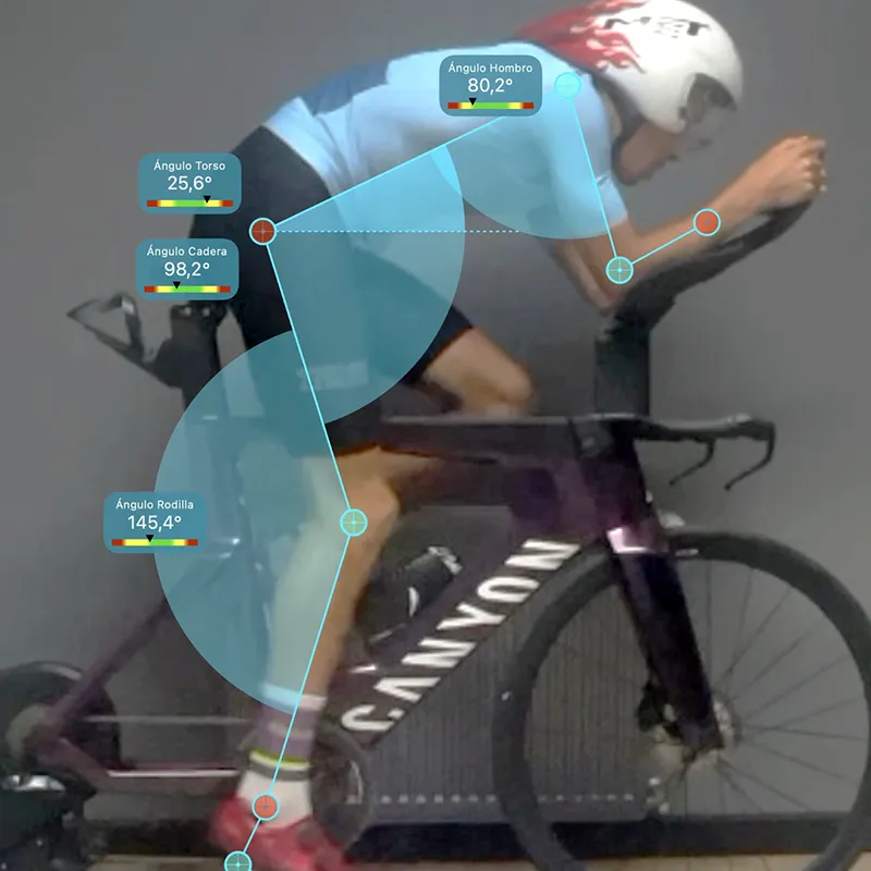 Ciclista realizando pruebas para un estudio de ergonomía sobre la bicicleta, bajo la supervisión de Luis Lamas Vázquez, Biomecánico Deportivo y Mecánico del equipo Decathlon – CMA CGM