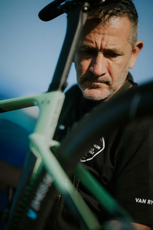 Luis Lamas Vázquez, Biomecánico Deportivo y Mecánico del equipo ciclista Decathlon – CMA CGM, realizando trabajos de mantenimiento integral de bicicletas