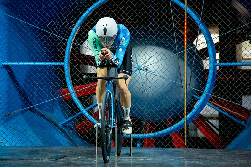 Ciclista realizando pruebas de resistencia aerodinámica bajo la supervisión de Luis Lamas Vázquez, Biomecánico Deportivo y Mecánico del equipo Decathlon – CMA CGM