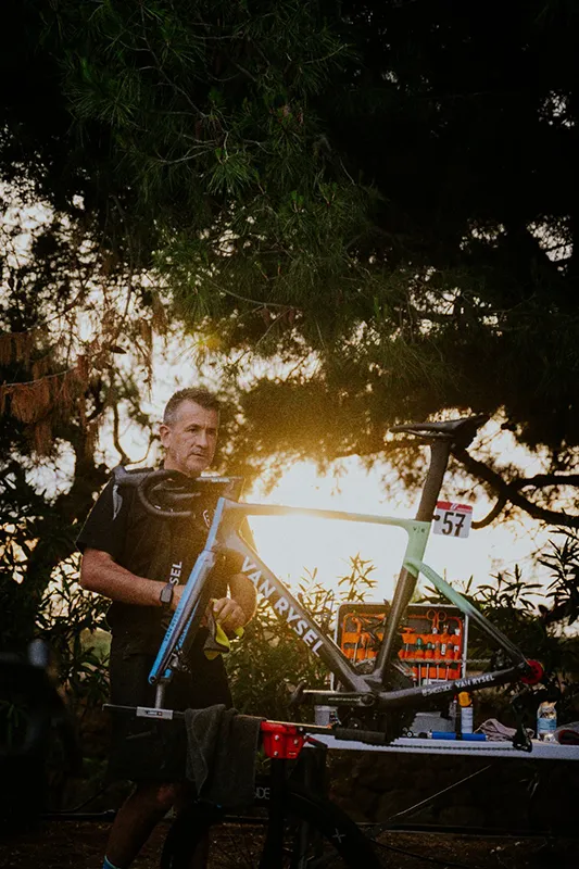Luis Lamas Vázquez, Biomecánico Deportivo y Mecánico del equipo ciclista Decathlon – CMA CGM, realizando trabajos de mantenimiento integral de bicicletas