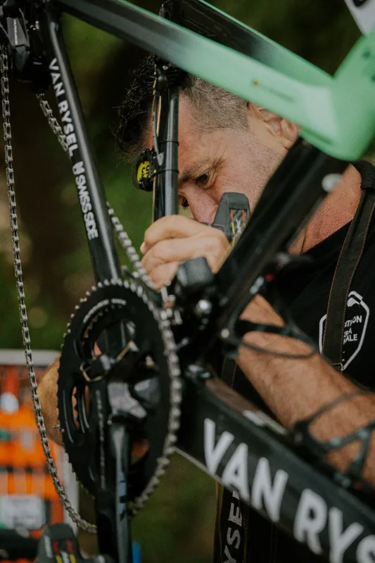 Luis Lamas Vázquez, Biomecánico Deportivo y Mecánico del equipo ciclista Decathlon – CMA CGM, ajustando los pedales de una bicicleta