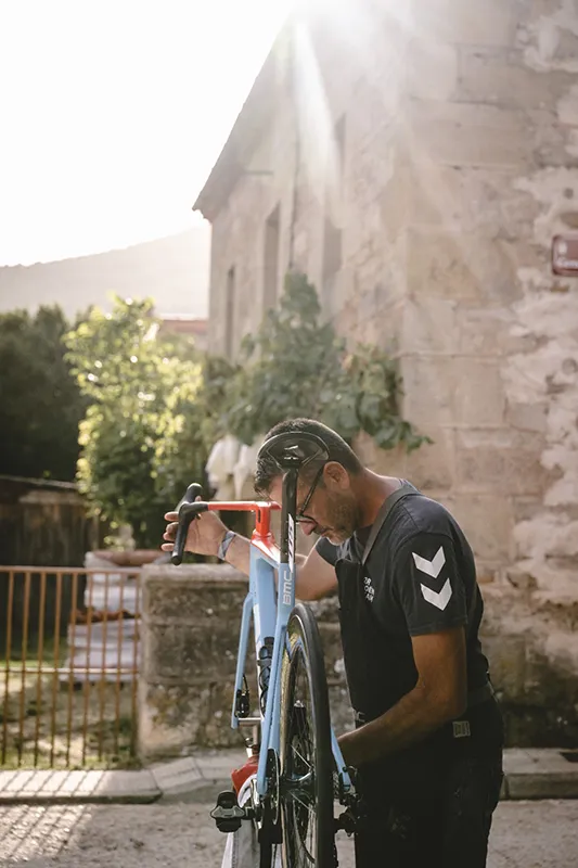 Luis Lamas Vázquez, Biomecánico Deportivo y Mecánico del equipo ciclista Decathlon – CMA CGM, realizando trabajos de mantenimiento integral de bicicletas