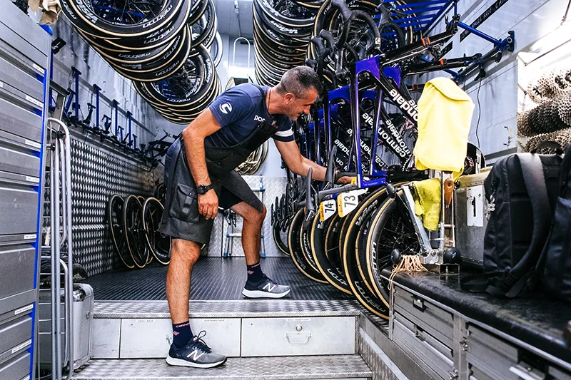Luis Lamas Vázquez, Biomecánico Deportivo y Mecánico de Decathlon – CMA CGM, realizando trabajos de mantenimiento integral de bicicletas en el taller del equipo ciclista