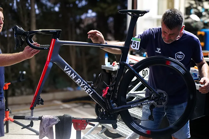 Luis Lamas Vázquez, Biomecánico Deportivo y Mecánico del equipo ciclista Decathlon – CMA CGM, realizando pruebas de rodamiento de una bicicleta
