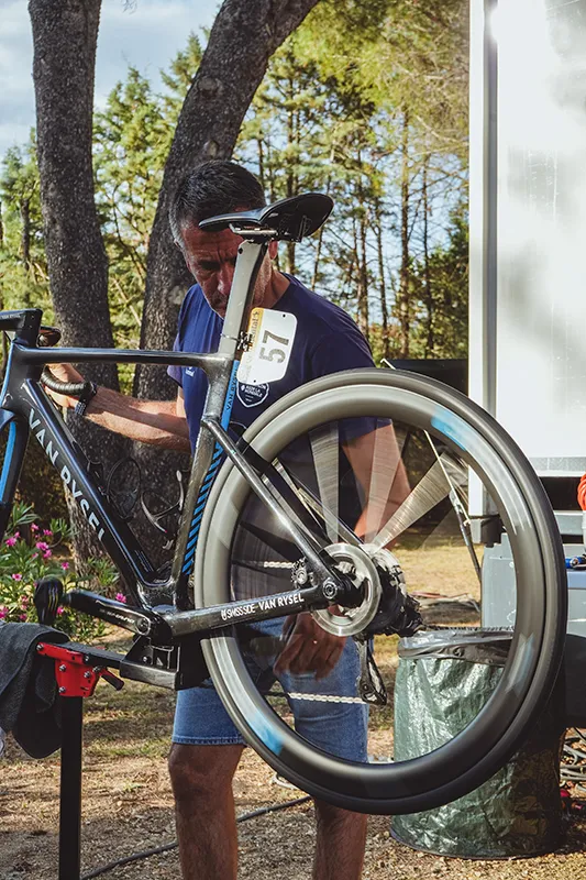 Luis Lamas Vázquez, Biomecánico Deportivo y Mecánico del equipo ciclista Decathlon – CMA CGM, ajustando las ruedas de una bicicleta