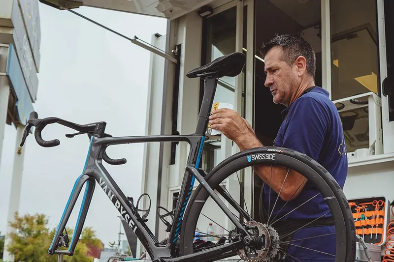 Ergonomia ciclista - Luis Lamas Vázquez realizando Ajustes a medida en el sillín de una bicicleta
