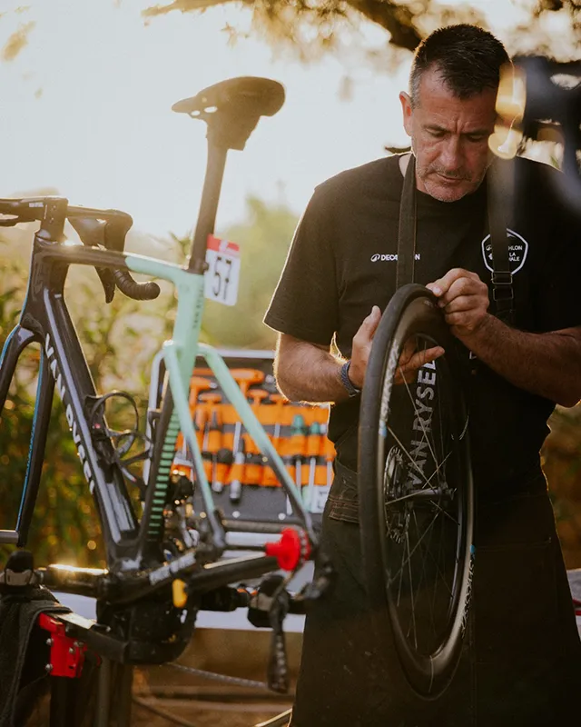 Luis Lamas Vázquez, Biomecánico y mecánico ciclista, realizando trabajos de mantenimiento integral de bicicletas