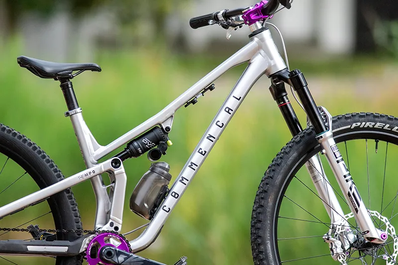 Revisión de Suspensiones y amortiguación durante Mantenimiento integral de bicicletas