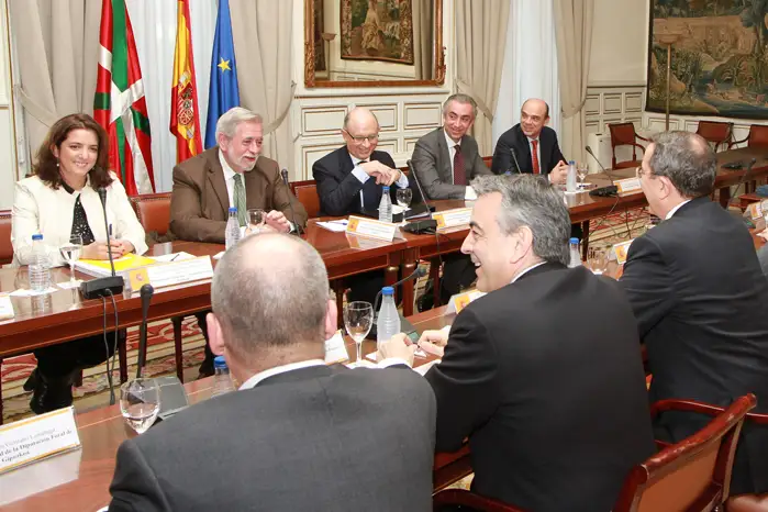 Firma de la modificación del Cupo y el Concierto Económico de 2014, en el congreso de los Diputados