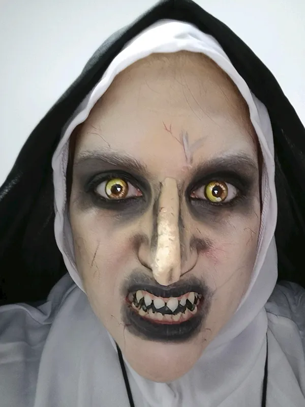 Mujer disfrazada de monja con maquillaje y caracterización para Halloween
