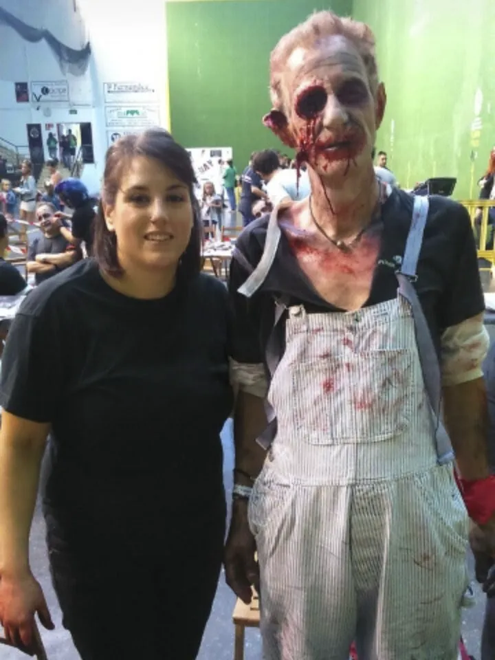 Tania Porcel junto a un hombre disfrazado y caracterizado como zombi para Halloween