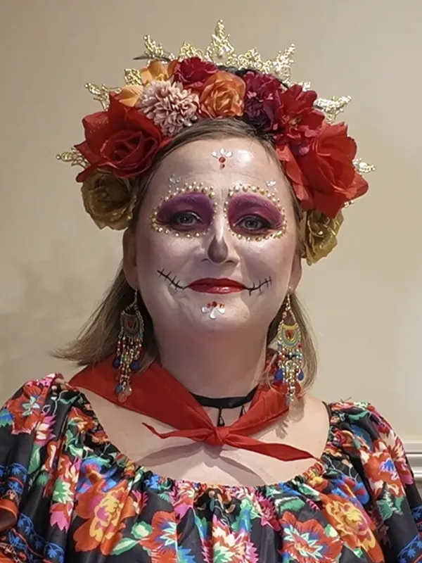 Mujer caracterizada con maquillaje inspirado en el Día de los Muertos mexicano para Halloween o carnaval