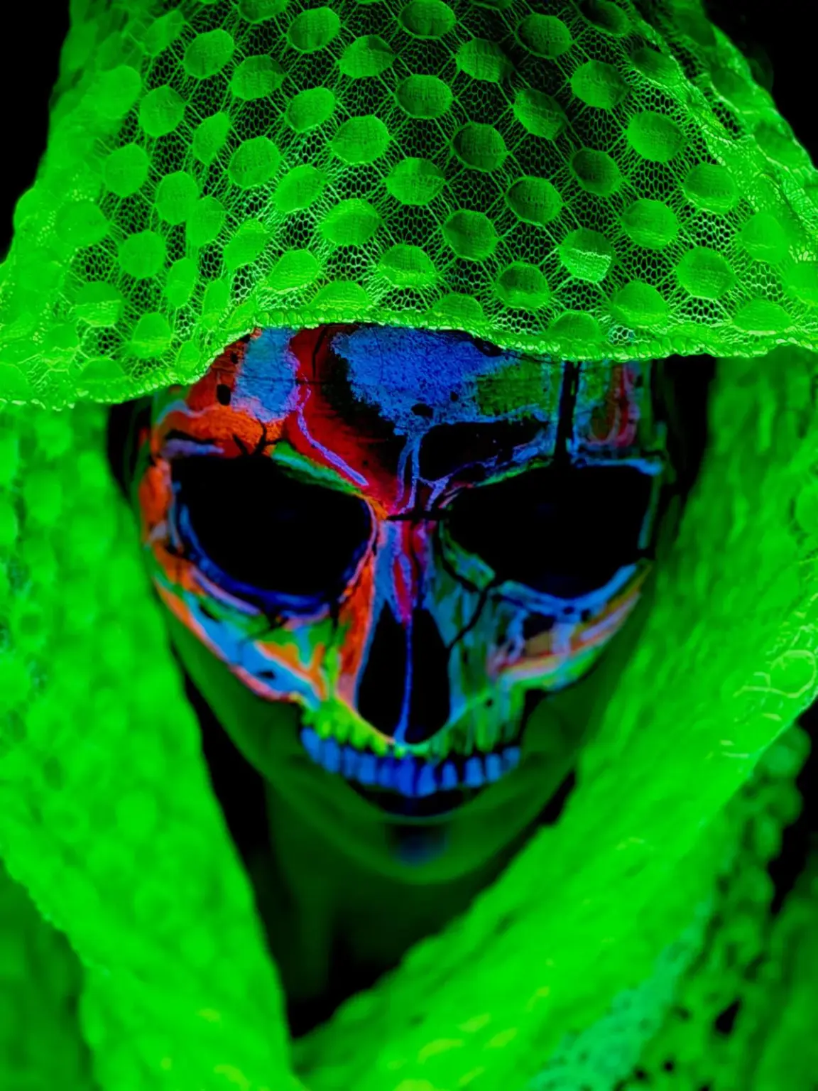 Persona caracterizada como calavera con maquillaje neón y glitter para eventos
