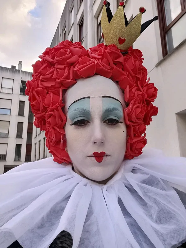 Mujer caracterizada como la Reina de Corazones de Alicia en el País de las Maravillas con maquillaje para carnaval en Erandio, Bizkaia