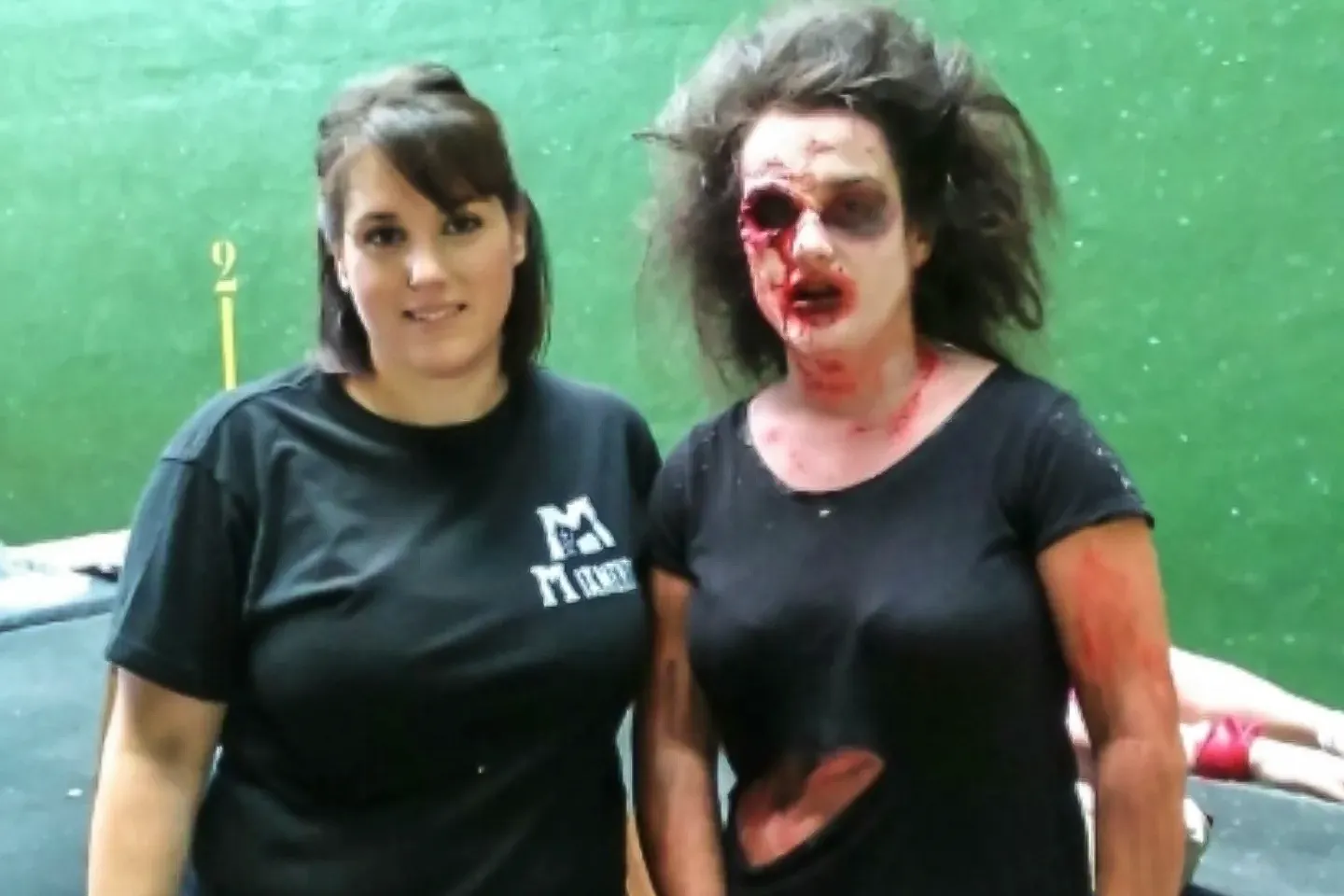 Tania Porcel junto a una chica joven caracterizada como zombi con maquillaje de terror para Halloween