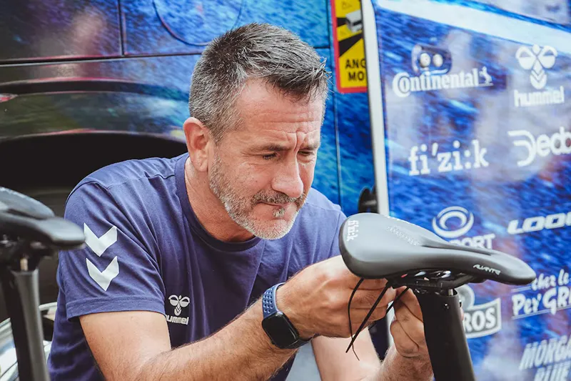 Luis Lamas Vázquez ajustando el sillín de una bicicleta para Prevencion de lesiones en el ciclismo