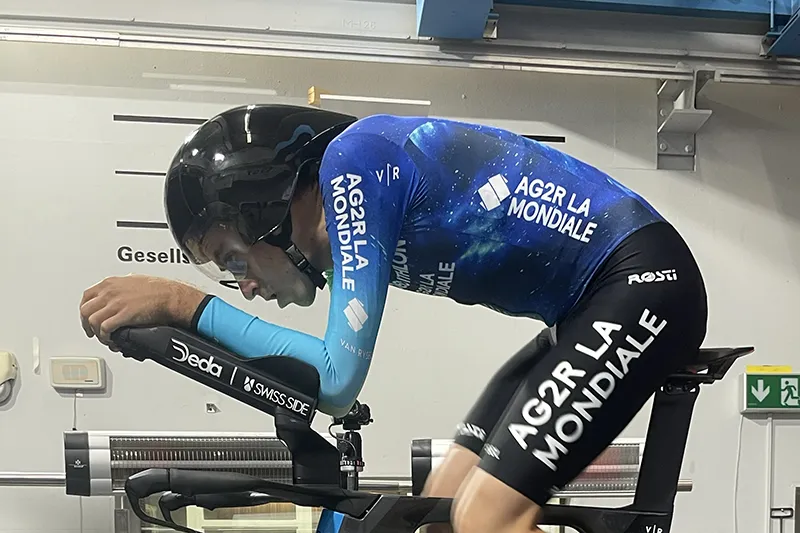 Evaluación de los apoyos del ciclista sobre el sillín y el manillar de la bicicleta para Prevencion de lesiones en el ciclismo