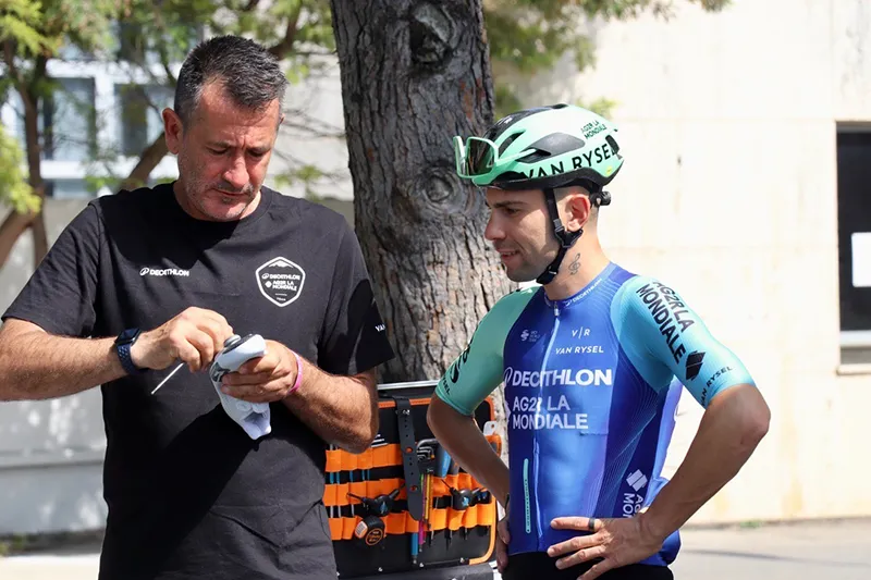 Luis Lamas Vázquez ajustando las calas de unas botas de ciclista para Prevencion de lesiones en el ciclismo