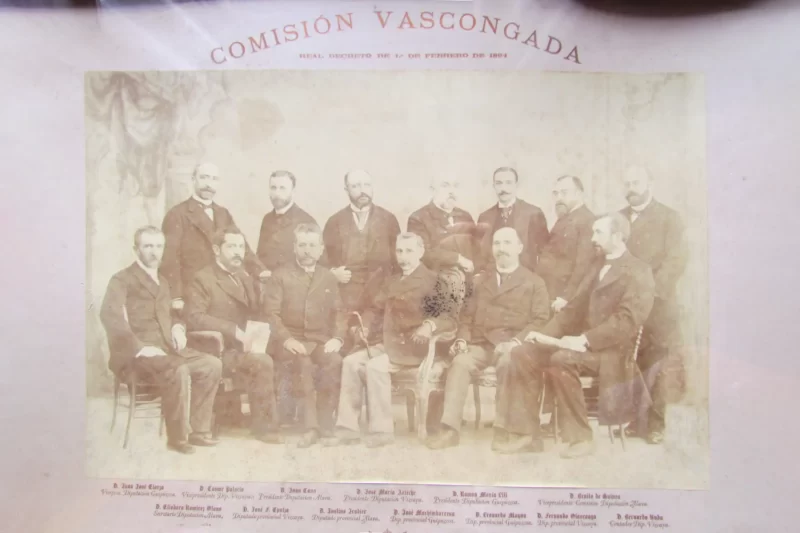 Foto de la comisión Vascongada que se encargó de la negociación por la Renovación del Concierto Económico en 1894
