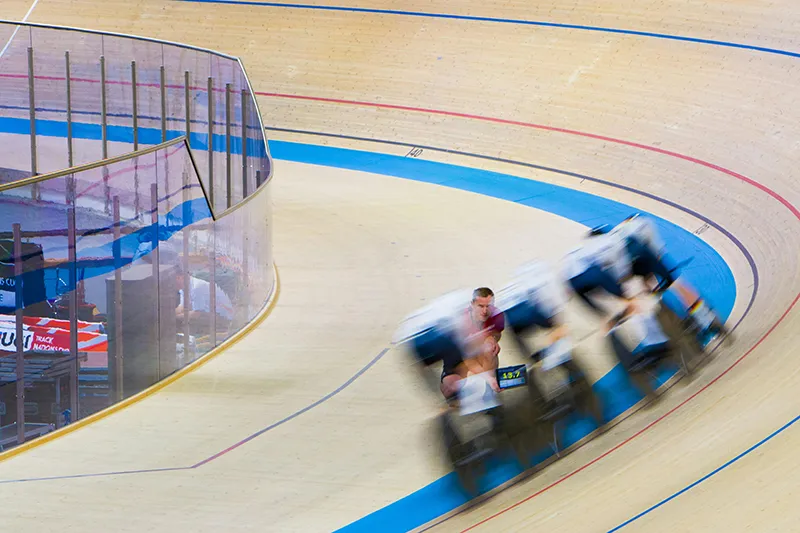 Grupo de ciclistas realizando Pruebas de bicicleta en velódromo